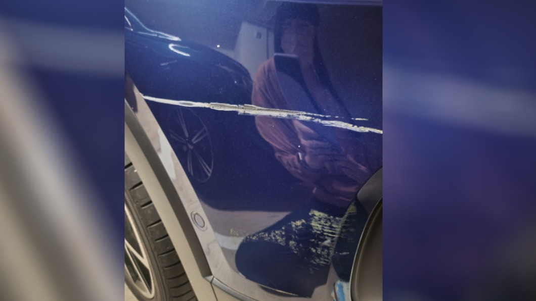 原PO貼出車子刮傷的照片。（圖／翻攝自PTT）