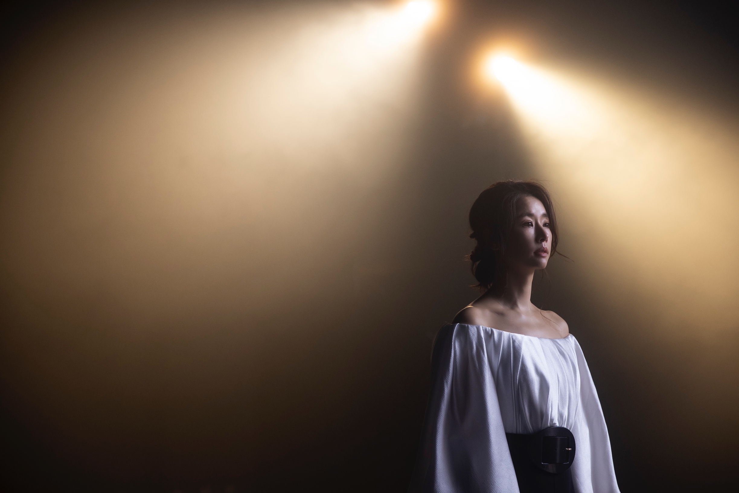 林心如演唱的〈請別愛我〉插曲一下,堪稱《華燈初上》中賺人熱淚的一幕。(圖/相信音樂提供)