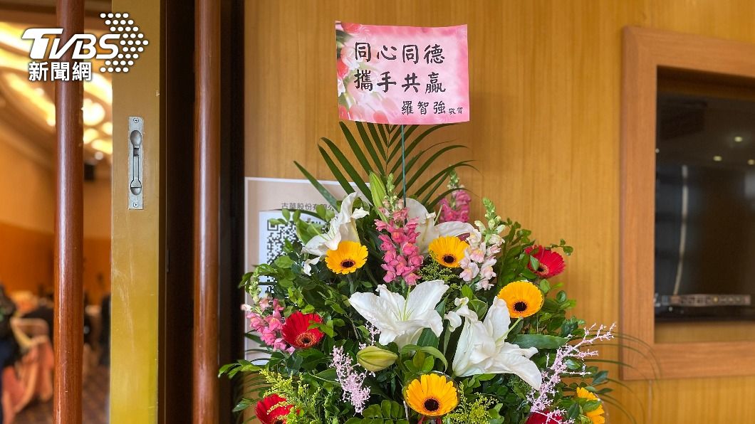 羅智強送上花籃祝福呂玉玲(圖/TVBS)