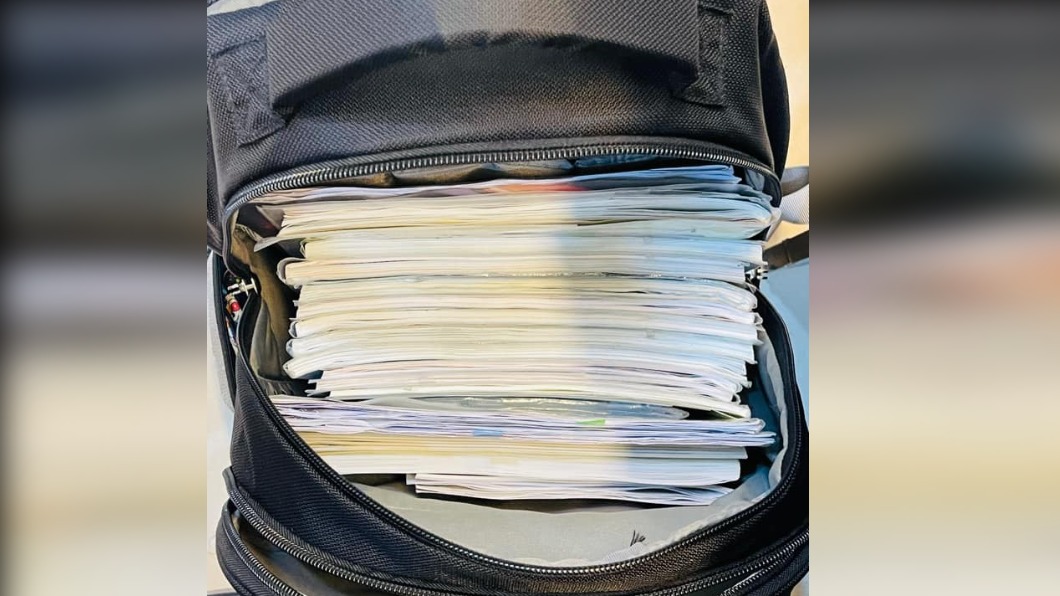 有家長也貼出就讀小三的兒子書包塞滿書的照片。（圖／翻攝爆怨公社臉書 ）