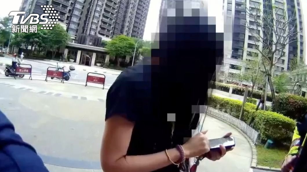 警方利用強制力將女子帶到店外。(圖/TVBS)
