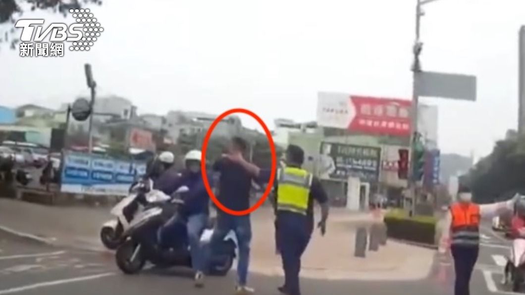 一言不合就巴頭!騎士和BMW糾紛 副駕下車施暴、嗆聲