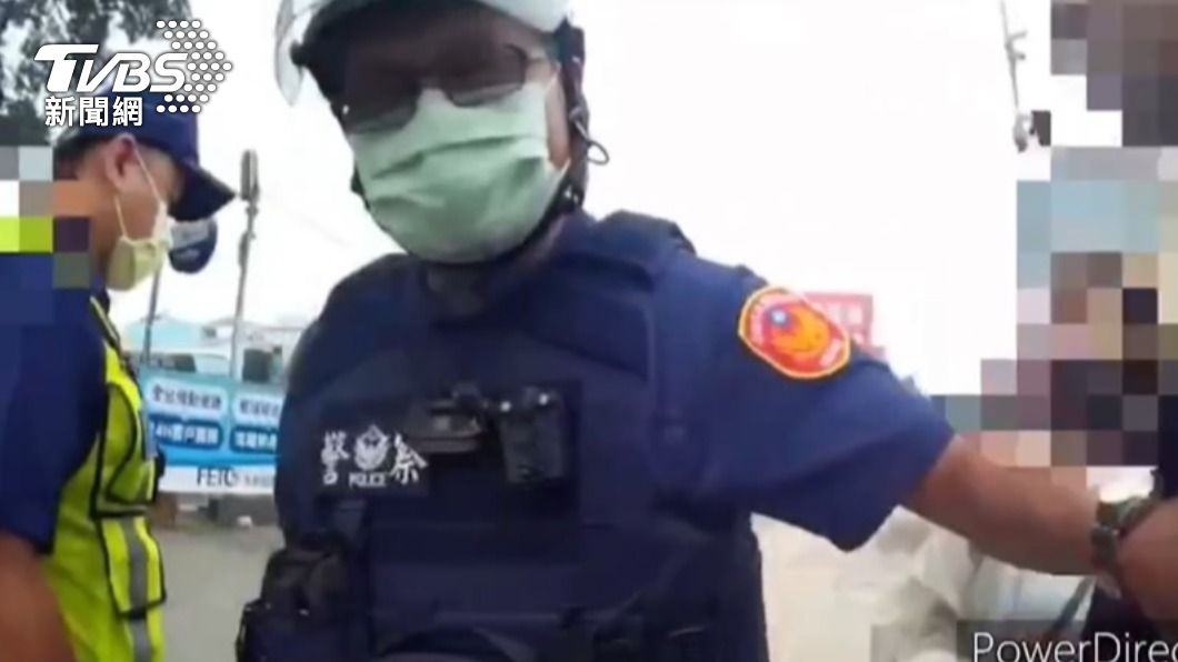 值勤的員警上前制止。（圖／TVBS）