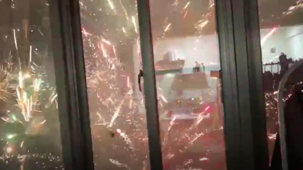 煙火直接在大樓住宅窗前炸開。(圖/翻攝自PTT)