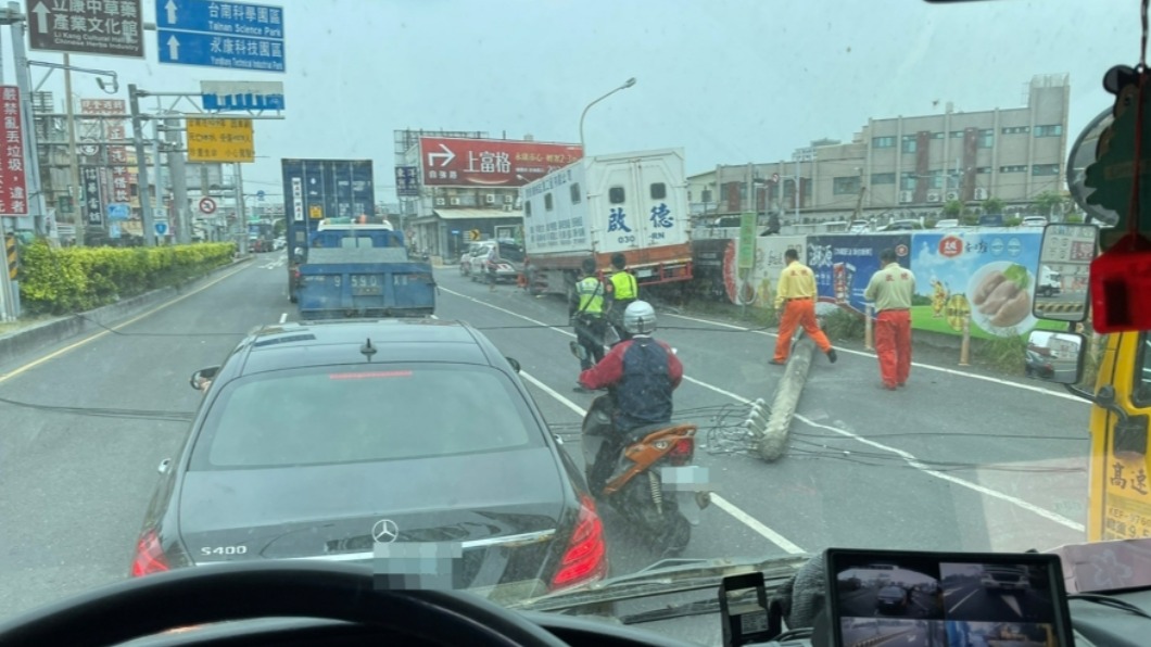 禍不單行!饋線跳脫台南1204停電 電桿又遭貨車扯斷