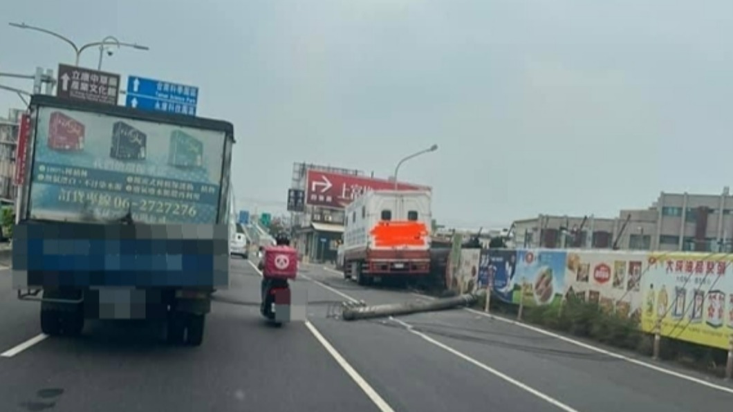 永康區中正路一帶電桿倒塌。（圖／翻攝自記者爆料網）