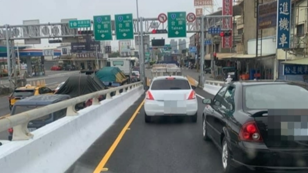 後方車流回堵。（圖／翻攝自記者爆料網）