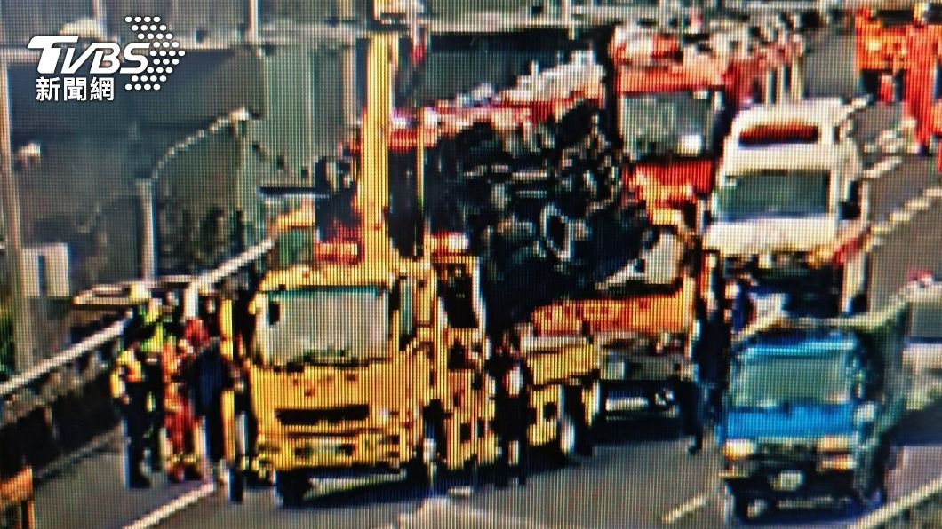 翻車一度釀成車流壅塞。(圖/TVBS)