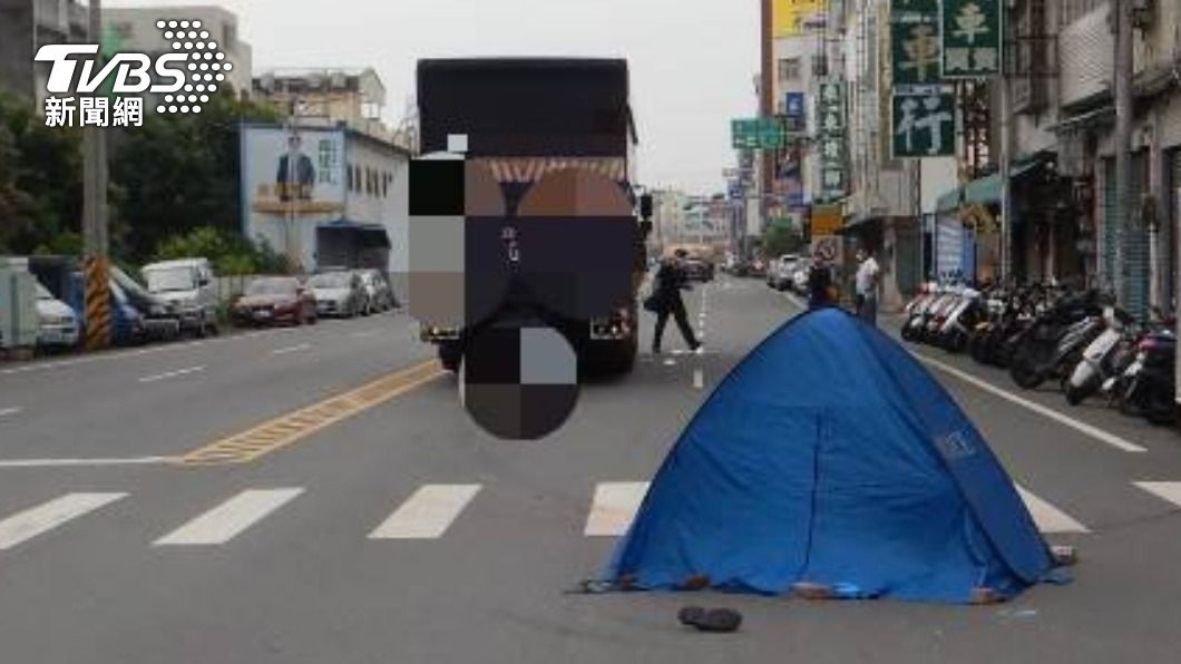 內輪差?載菜貨車右轉疑壓到東西 驚見八旬老翁慘死輪下