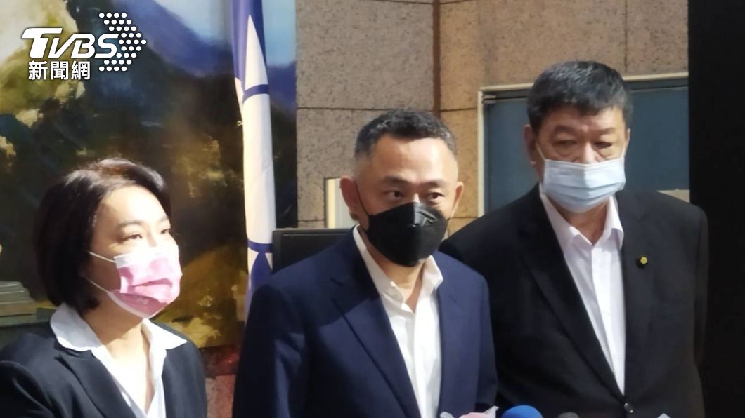 陳玉珍(左)現身力挺楊鎮浯(中)。(圖/TVBS)