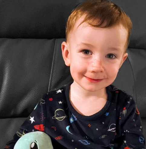 羅密臉上仍有清晰可見的疤痕,且隨著年紀漸長還須歷經幾次手術。(圖/翻攝自Kennedy News)