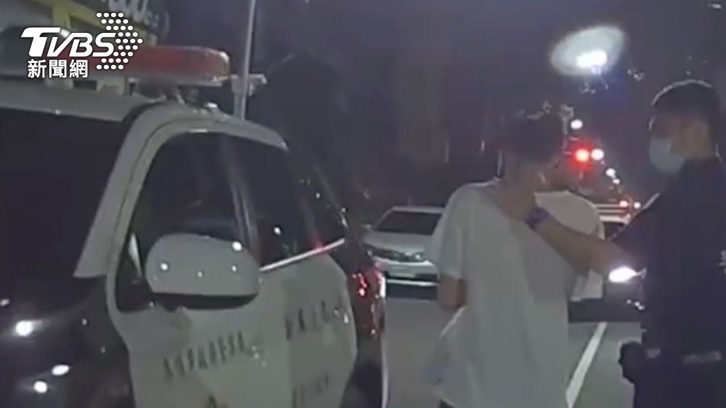 揪友吃宵夜太吵引警關心　一查竟有通緝犯、直接載走