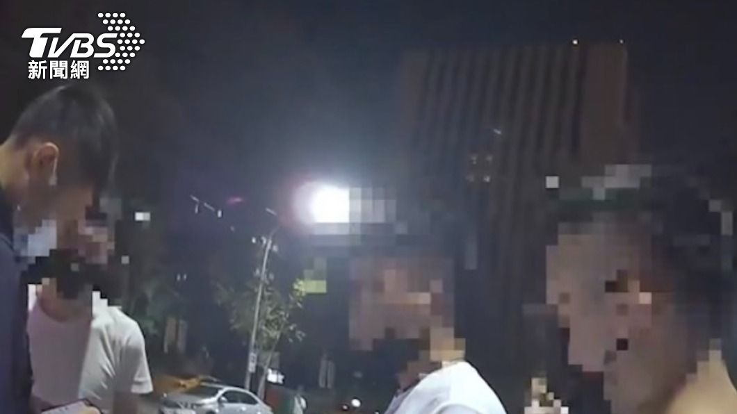 卞男一行人聊天太大聲遭檢舉。（圖／TVBS）