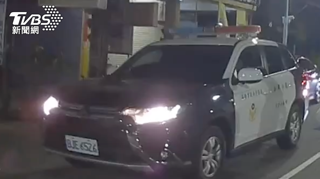 卞男被警車載走。（圖／TVBS）