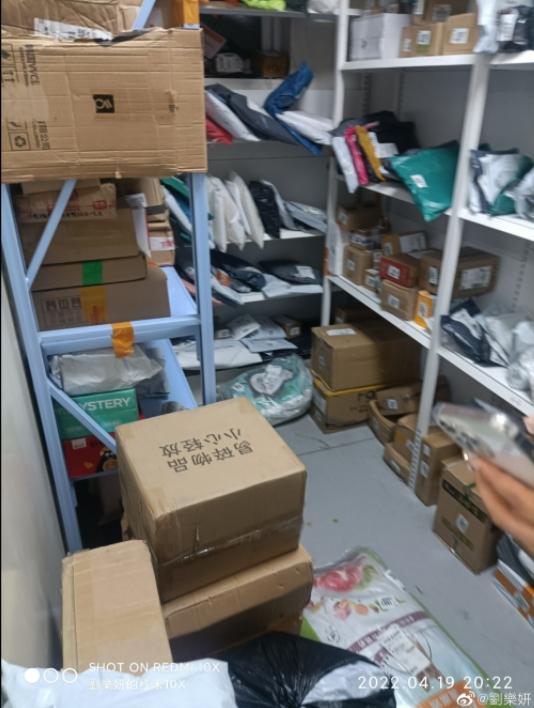 劉樂妍寄快遞付不出一毛錢。（圖／翻攝自劉樂妍微博）