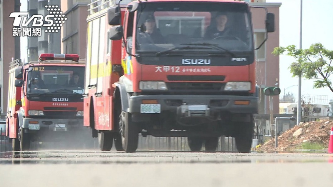 苗栗消防車新手駕駛開太快 下坡轉彎翻覆釀2傷