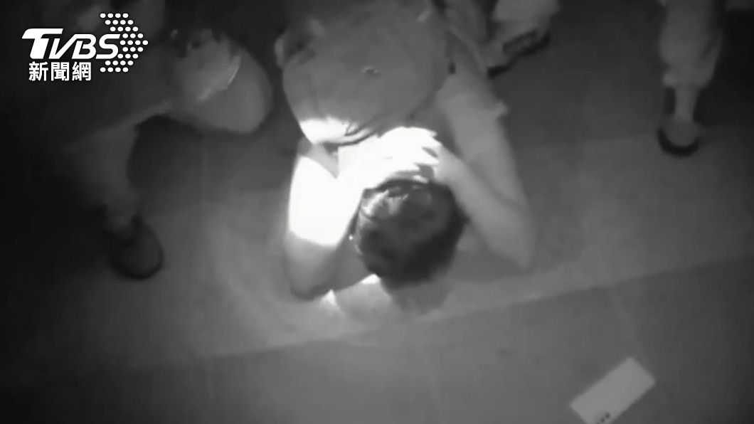 警方在學校內逮捕傷人嫌犯。(圖/TVBS)