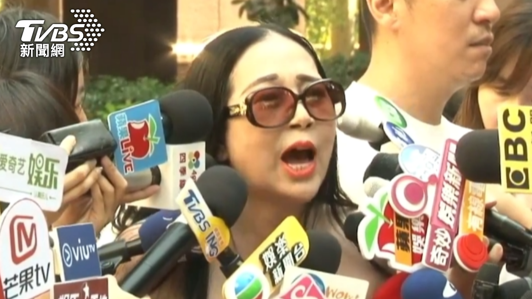 許純美去年控訴男佛友偷走香奈兒包。(圖/TVBS資料畫面)