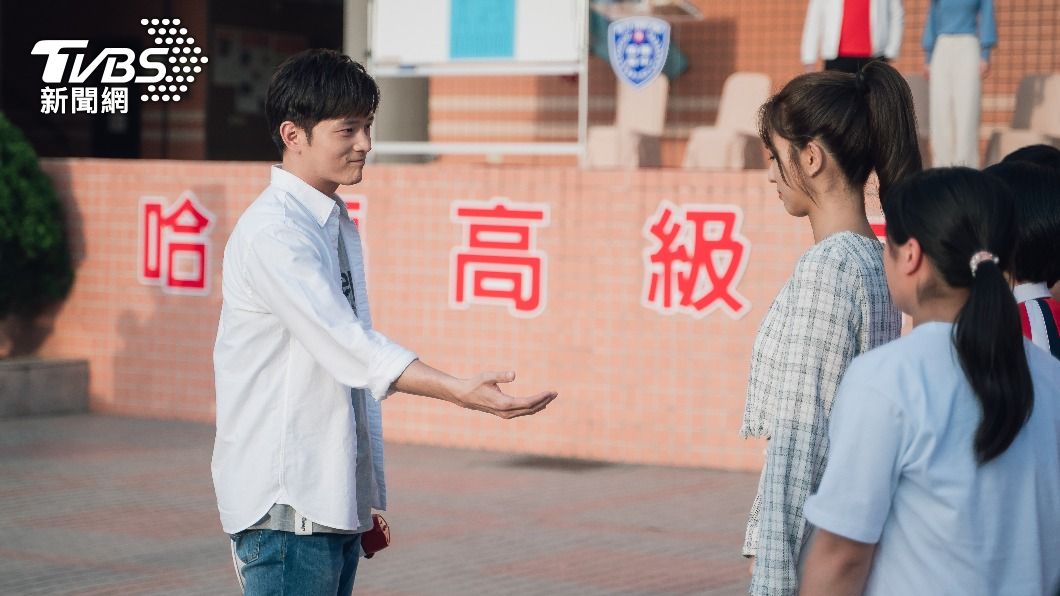 老婆不要看！宥勝浪漫告白周曉涵　當眾獻吻「這部位」超害羞