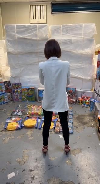 丟丟妹剪短的背影讓許多人認不出來。（圖／翻攝自丟丟妹臉書）