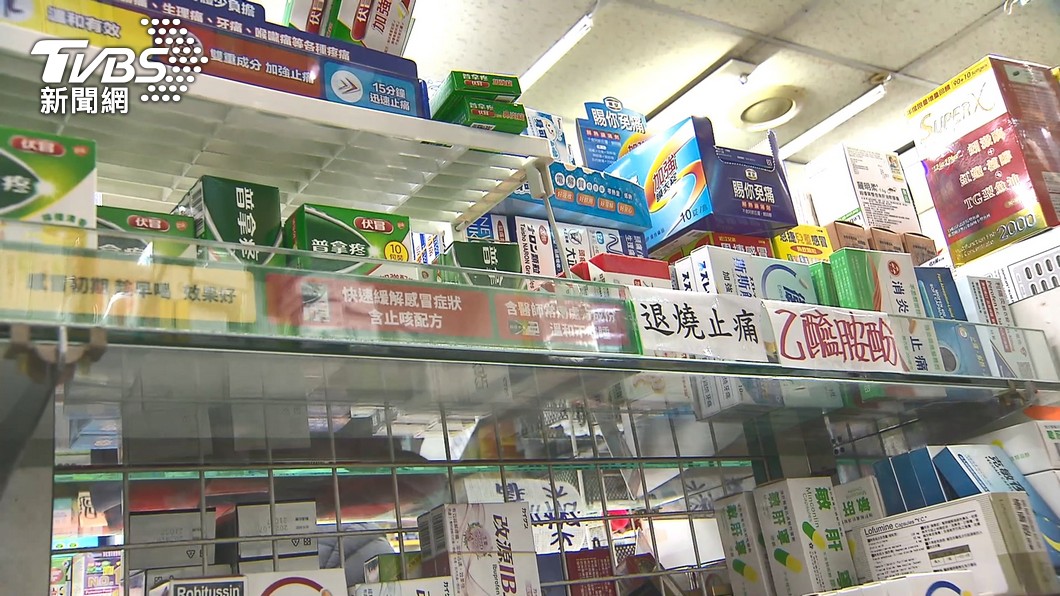 國內疫情升溫,不少解熱止痛藥被搶購一空。(圖/TVBS)
