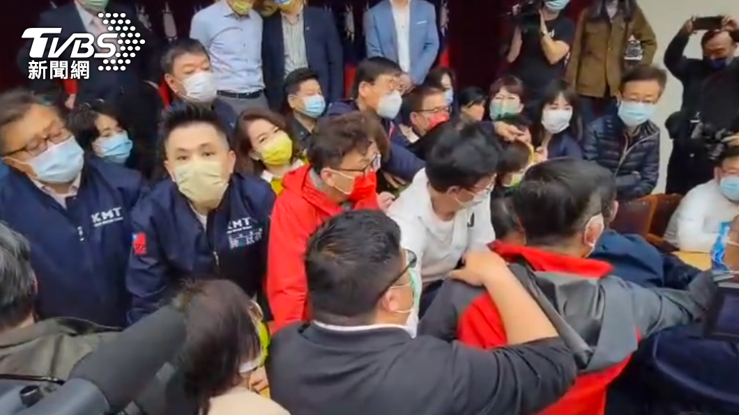 藍綠立委今在立院爆發肢體衝突,最終綠委強勢初審國務機要費除罪。(圖/TVBS)