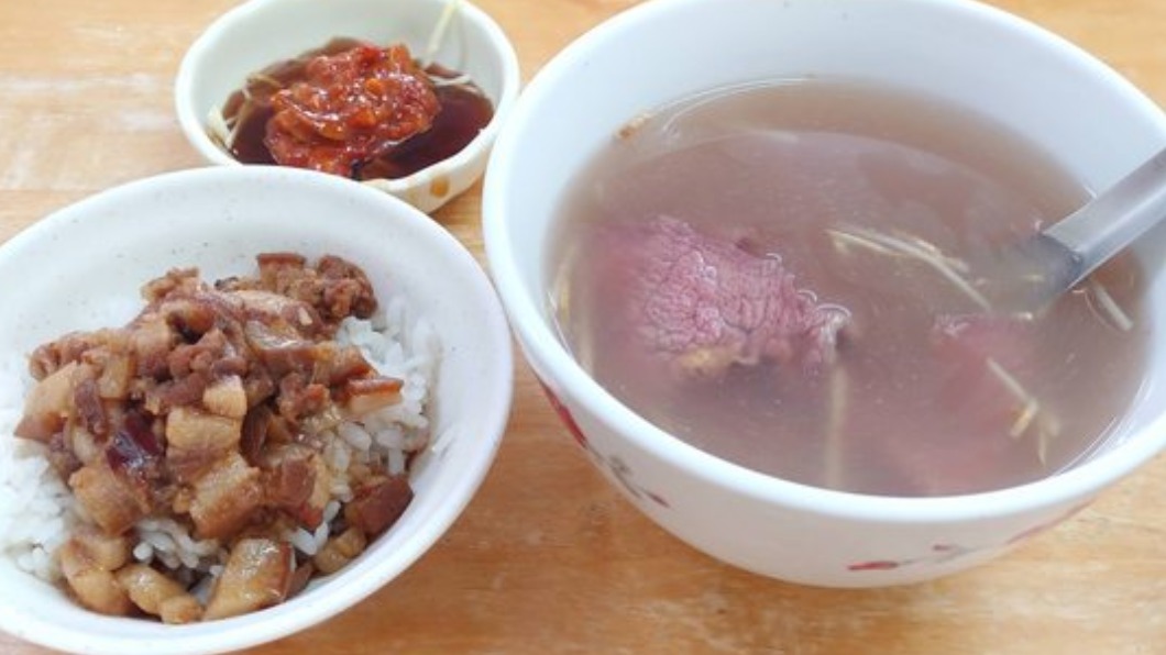 佛心老闆的做法,讓原PO忍不住發問「台南滷肉飯都不用錢嗎?」(圖/翻攝自PTT)