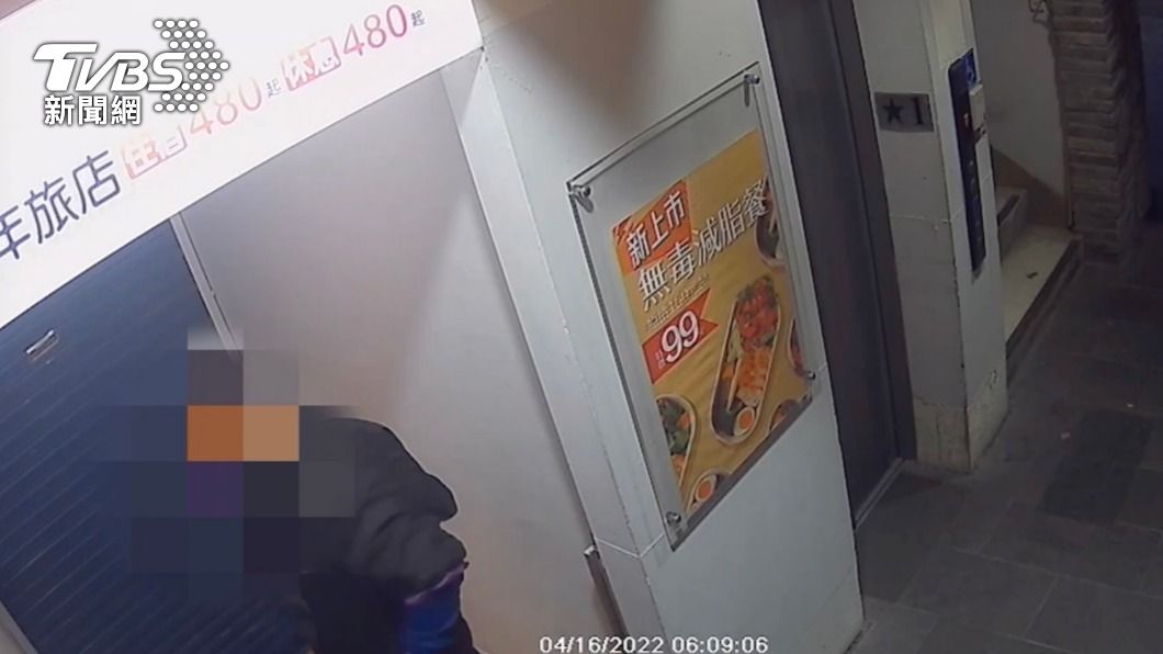 監視器拍下張男出沒在地下街，未過多久該處就發生火警。（圖／TVBS）