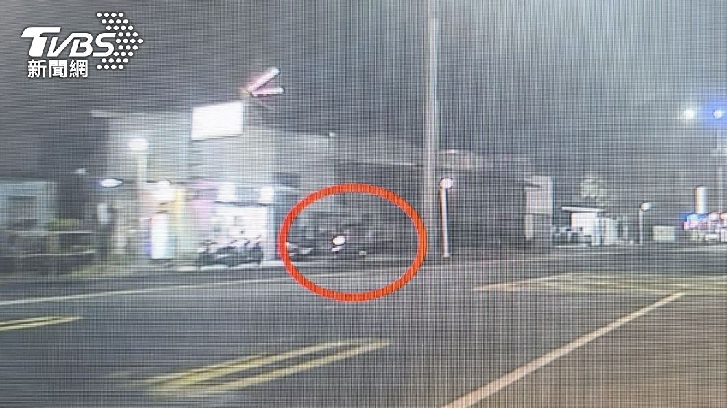 員警見對向車道有人違規。（圖／TVBS）