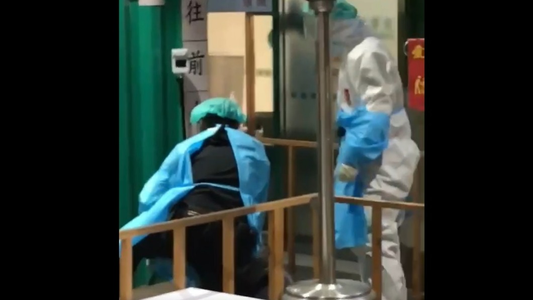 不聽規勸的李男遭壓制在地。(圖/翻攝我是樹林人)