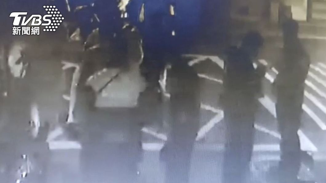 欠3萬修車費不還?男返家遭友埋伏 西瓜刀砍、安全帽K