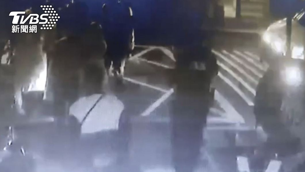員警將人逮捕。(圖/TVBS)