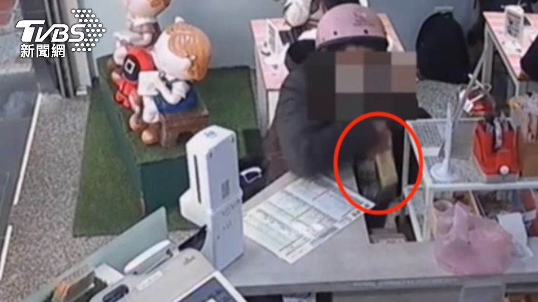 蔡女偷走捐款箱。(圖/TVBS)