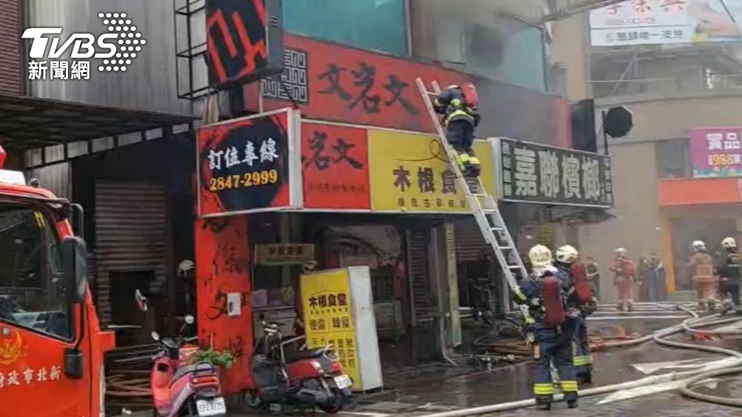 消防人員入內搜索,無人受傷受困。(圖/TVBS)
