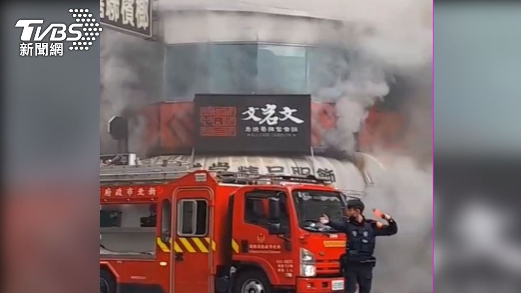 警方到場協助指揮,避免民眾靠近。(圖/TVBS)