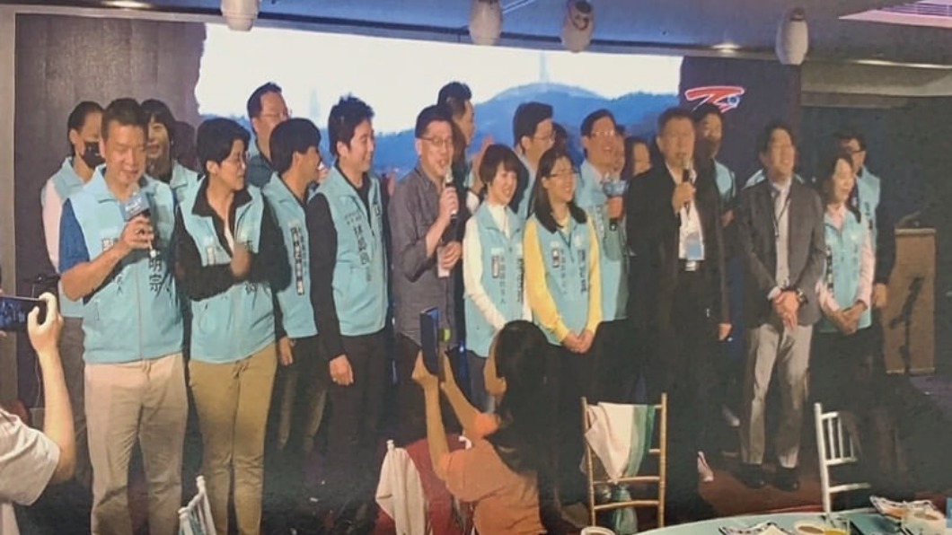柯文哲３月在晚宴上脫罩高歌。（圖／翻攝自李佳玲臉書）
