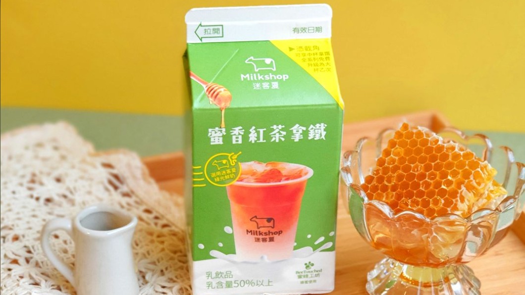 「蜜香紅茶拿鐵」是迷客夏和蜜蜂工坊攜手推出。(圖/翻攝自蜜蜂工坊臉書)
