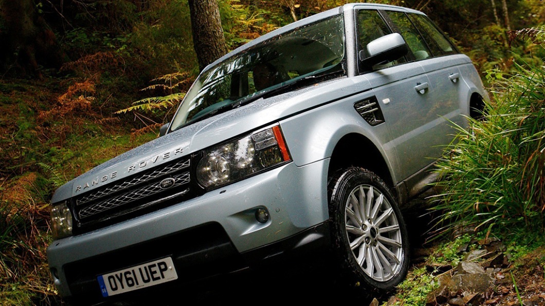 不僅撞進墓園，更撞倒８個墓碑。（圖／翻攝自 Land Rover）