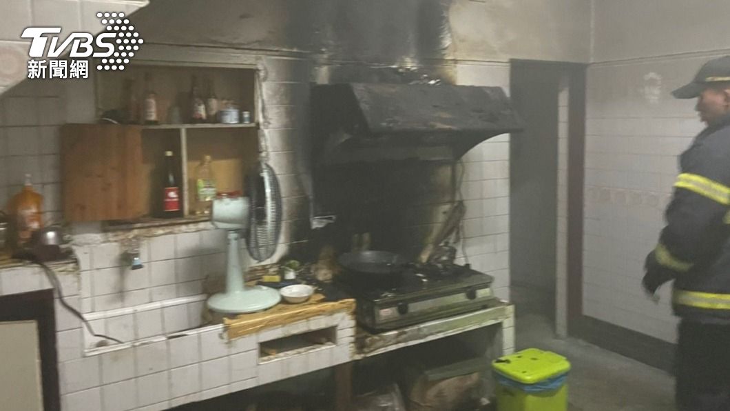 阿北煮飯忘記關火險燒廚房 鄰居見白煙飄焦味嚇爆手刀報警