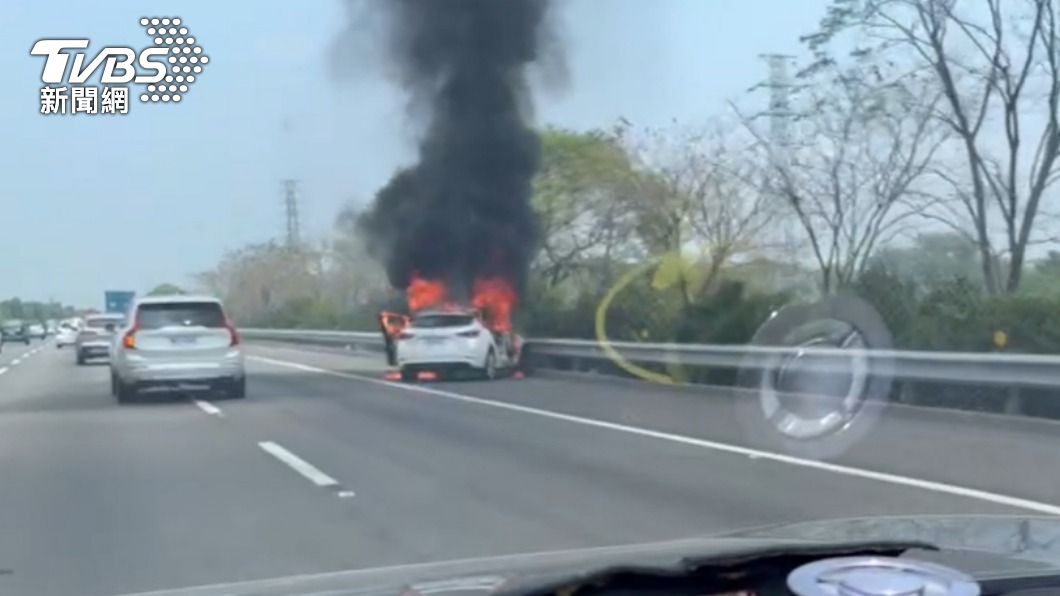 轎車起火自燃。(圖/TVBS)