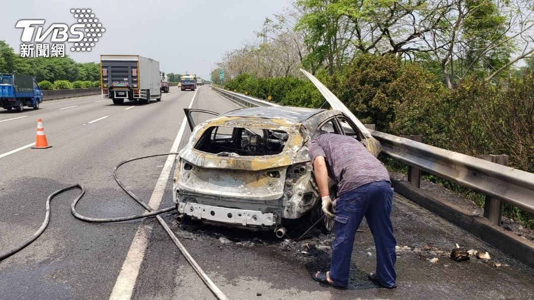 車身燒成廢鐵。(圖/TVBS)