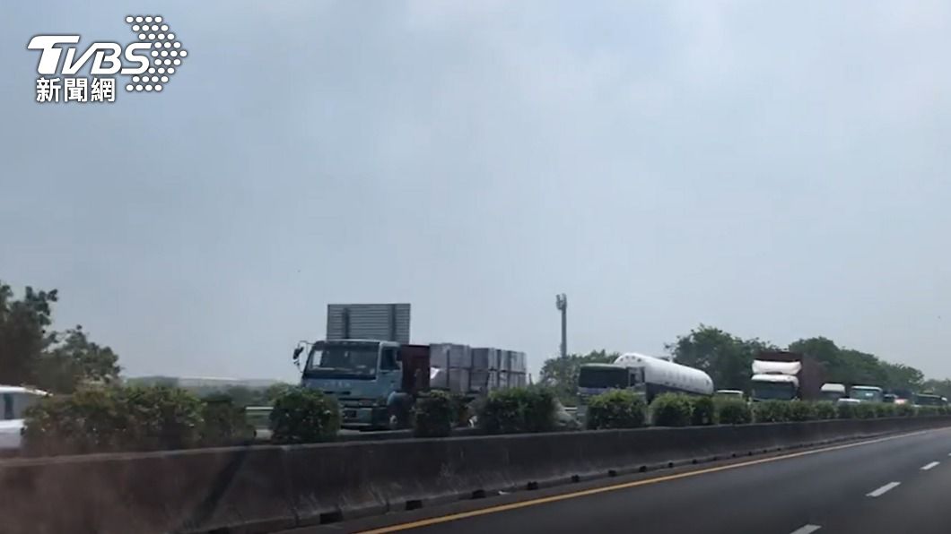 後方車流回堵。(圖/TVBS)