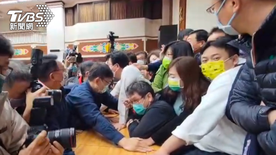 防疫期間立院上演近身肉搏戰後 藍綠隔空繼續口水戰