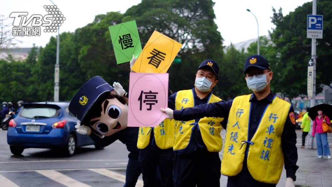 松山警方加強宣導。（圖／TVBS）