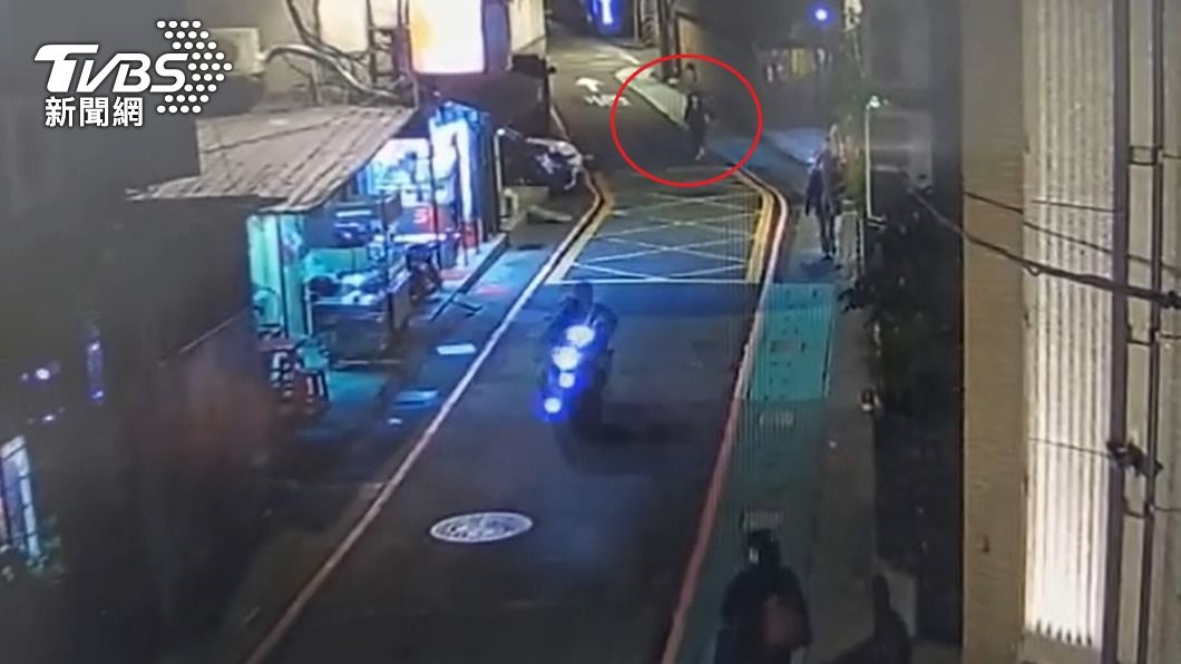 被害人遭黃男飛車行搶後,在後苦苦追趕。