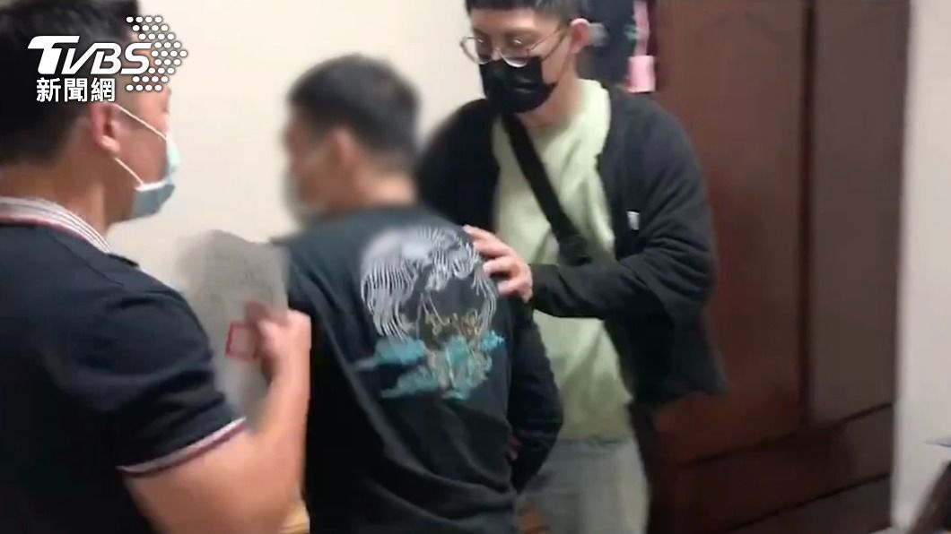 警方上門逮捕黃姓犯嫌。(圖/TVBS)