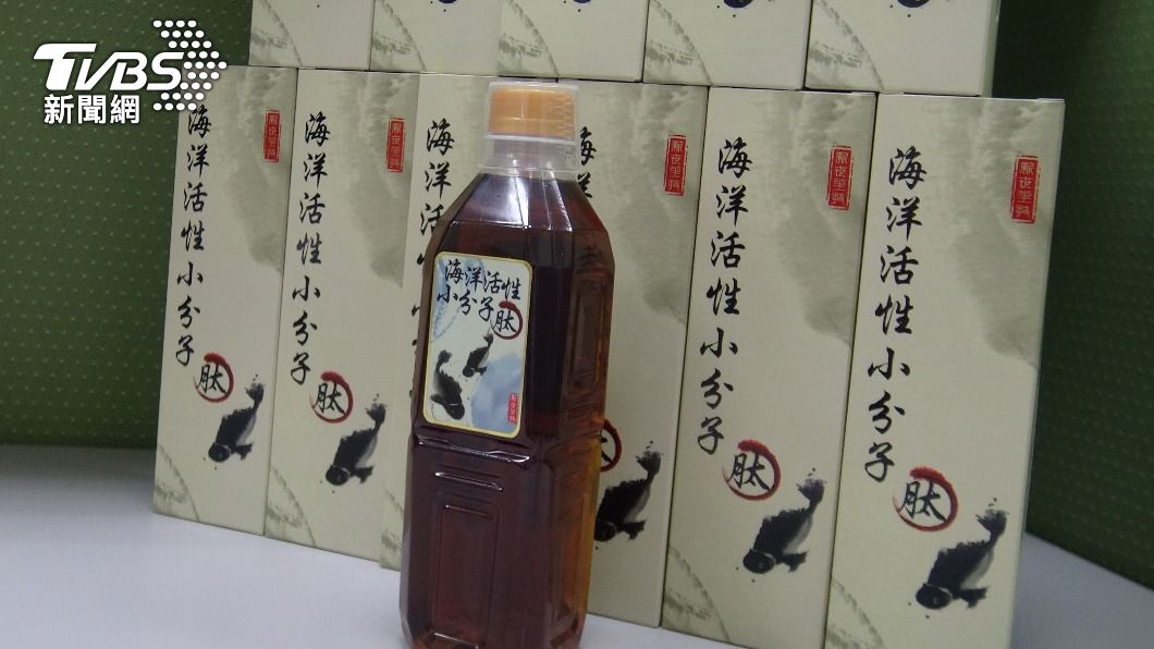 業者用養魚池水做成海洋活性小分子肽。（圖／TVBS）