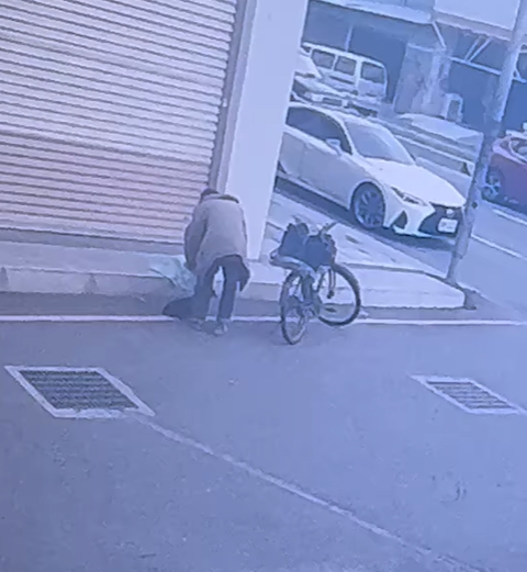 遊民拿布袋靠近臘腸。(圖/翻攝自貓咪也瘋狂俱樂部臉書)