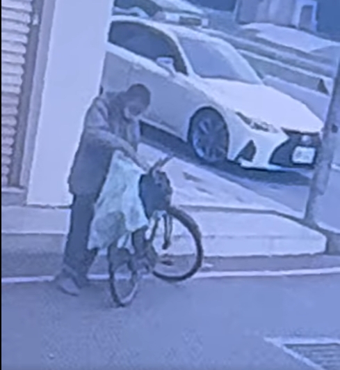 遊民表示,他看臘腸視力不好,在地上吃餿水很危險。(圖/翻攝自貓咪也瘋狂俱樂部臉書)