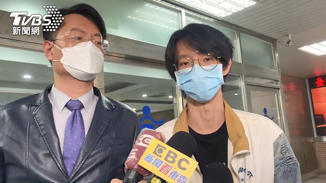 小玉認罪，90度鞠躬向119名被害人道歉。（圖／TVBS）